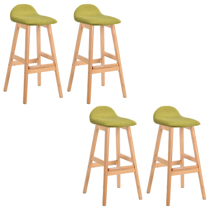 Sgabelli da bar in legno solido industriale imbottito.