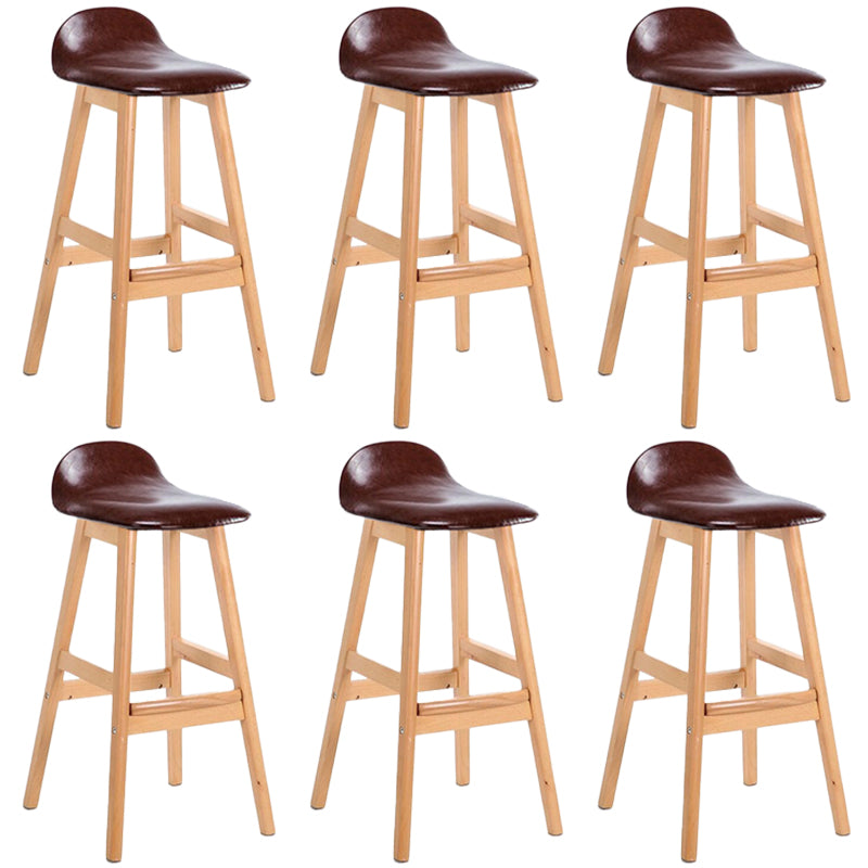 Sgabelli da bar in legno solido industriale imbottito.