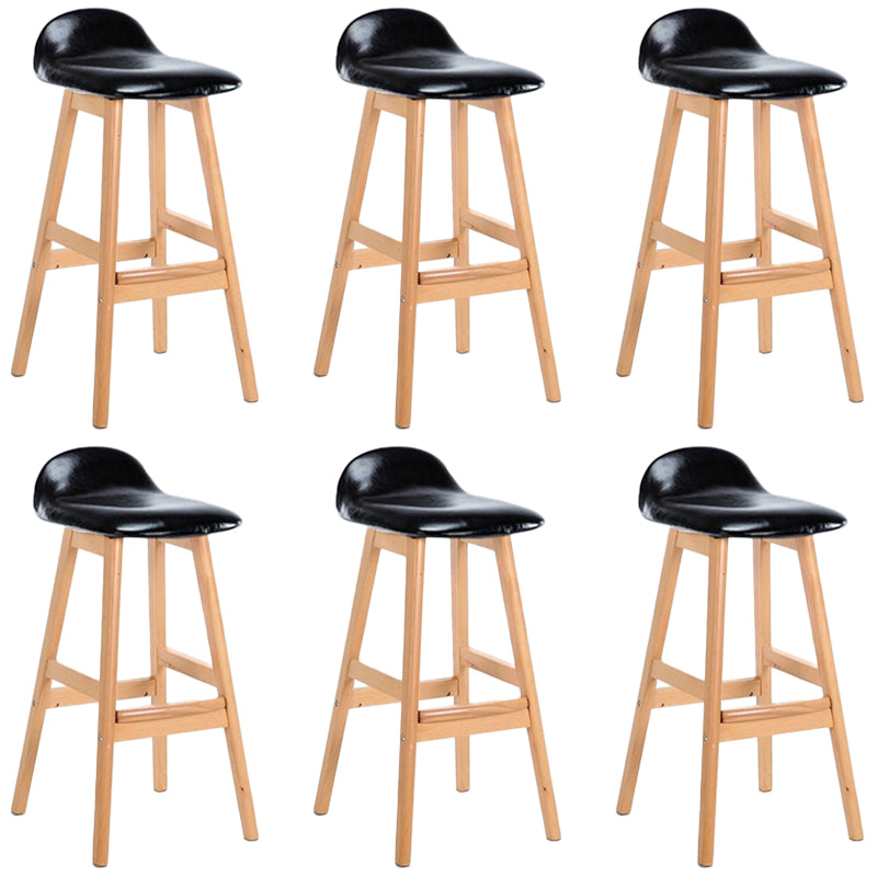 Sgabelli da bar in legno solido industriale imbottito.