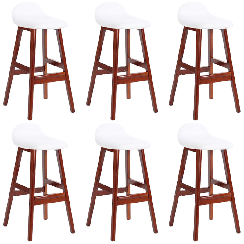 Sgabelli da bar in legno solido industriale imbottito.