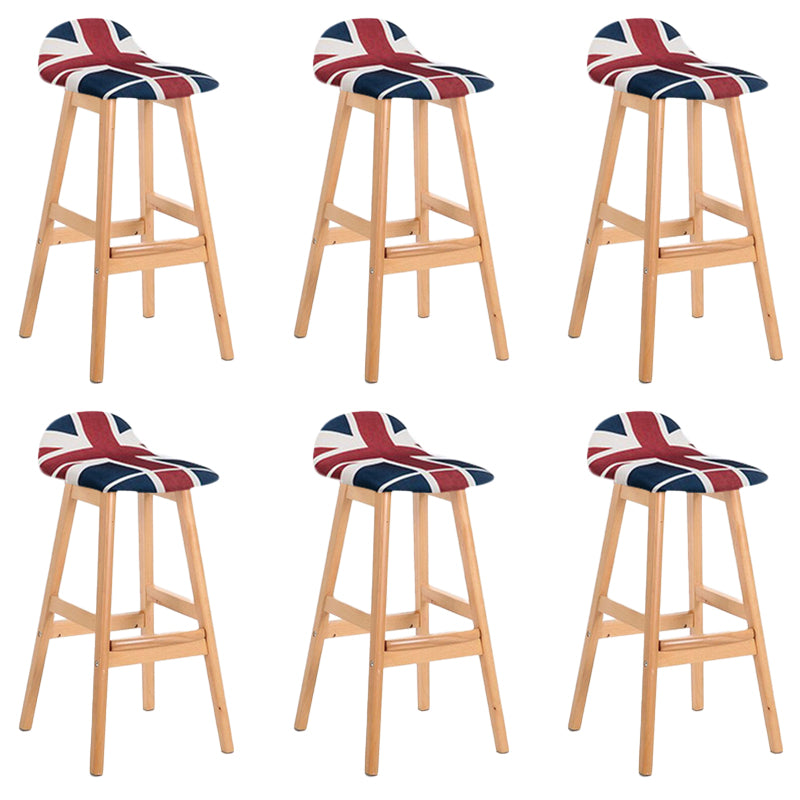 Sgabelli da bar in legno solido industriale imbottito.