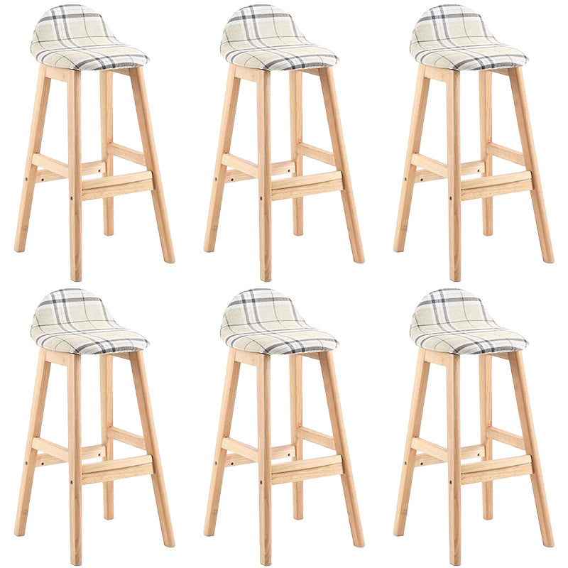 Sgabelli da bar in legno solido industriale imbottito.