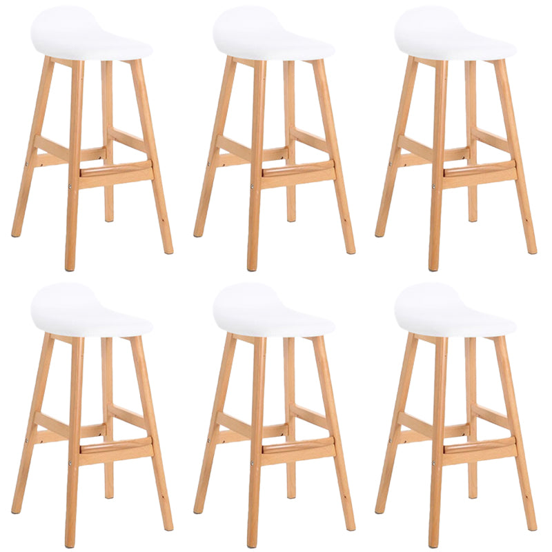 Sgabelli da bar in legno solido industriale imbottito.