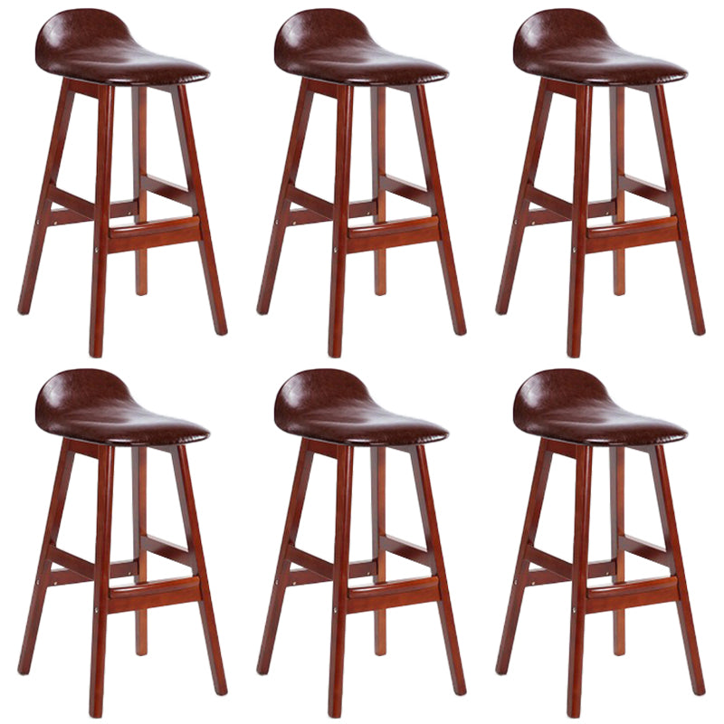 Sgabelli da bar in legno solido industriale imbottito.