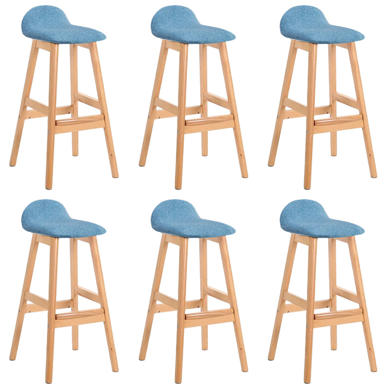 Sgabelli da bar in legno solido industriale imbottito.