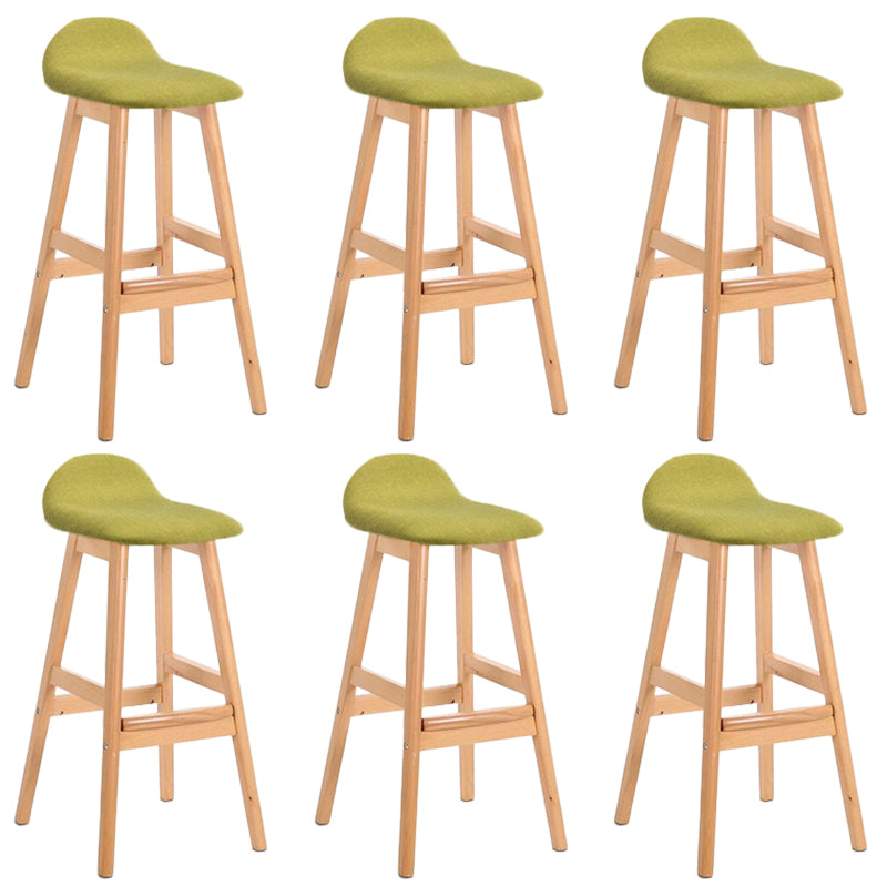 Sgabelli da bar in legno solido industriale imbottito.