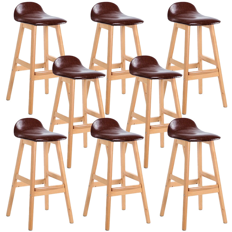 Sgabelli da bar in legno solido industriale imbottito.