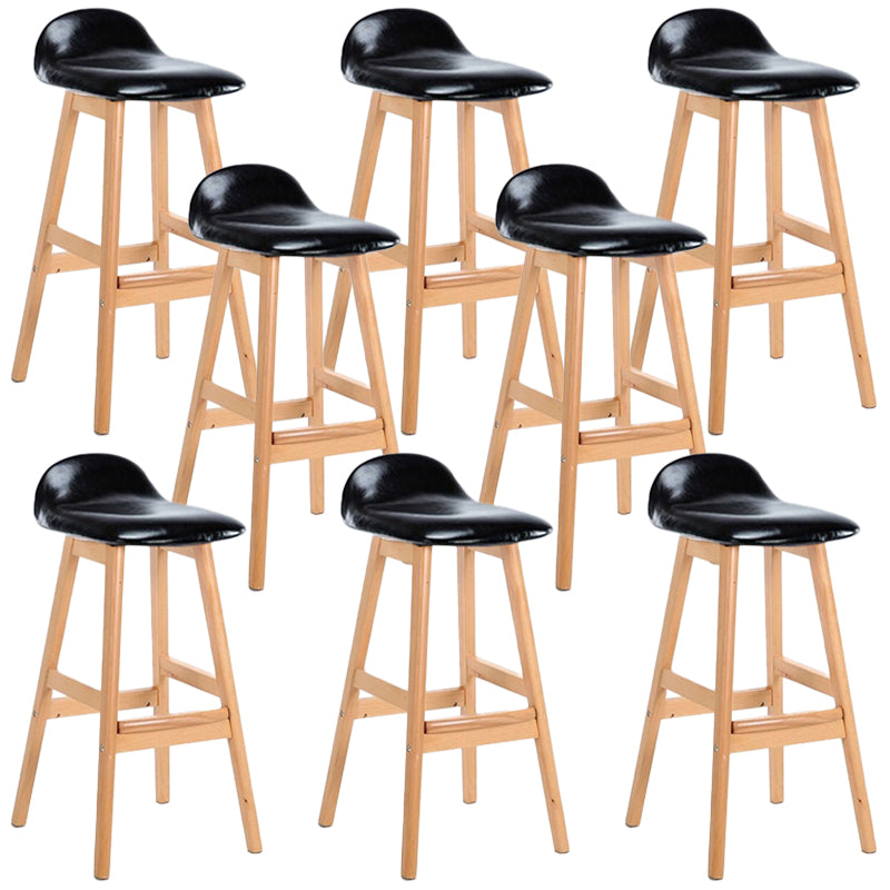 Sgabelli da bar in legno solido industriale imbottito.