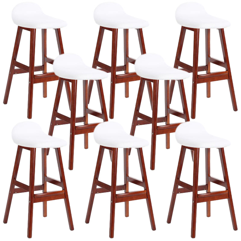 Sgabelli da bar in legno solido industriale imbottito.