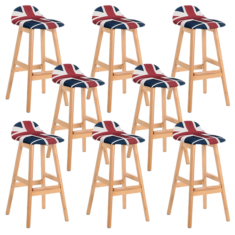 Sgabelli da bar in legno solido industriale imbottito.