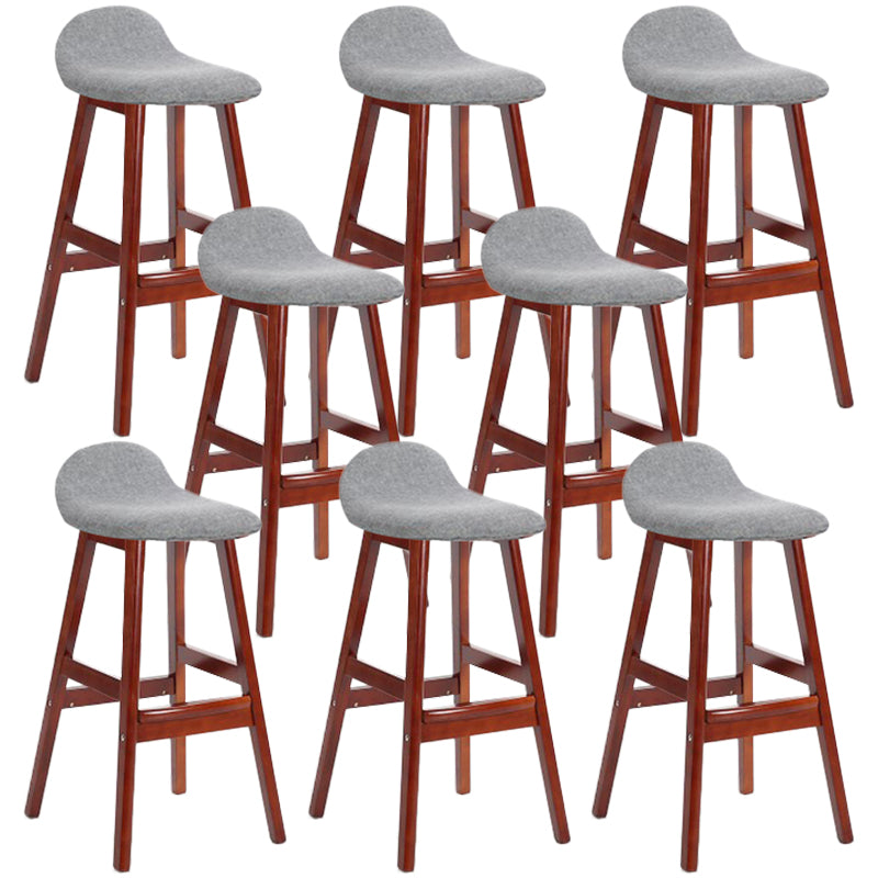 Sgabelli da bar in legno solido industriale imbottito.