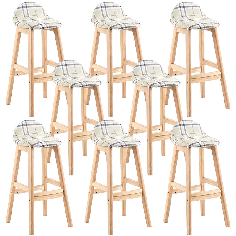 Sgabelli da bar in legno solido industriale imbottito.