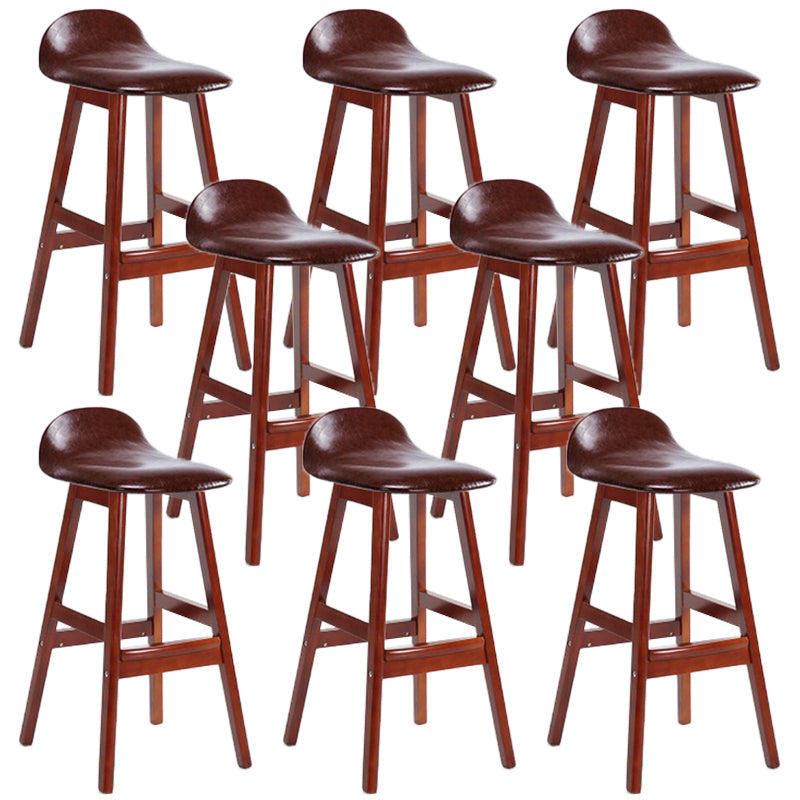 Sgabelli da bar in legno solido industriale imbottito.