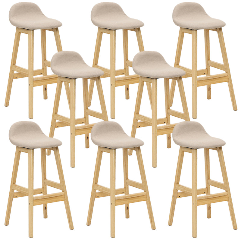 Sgabelli da bar in legno solido industriale imbottito.