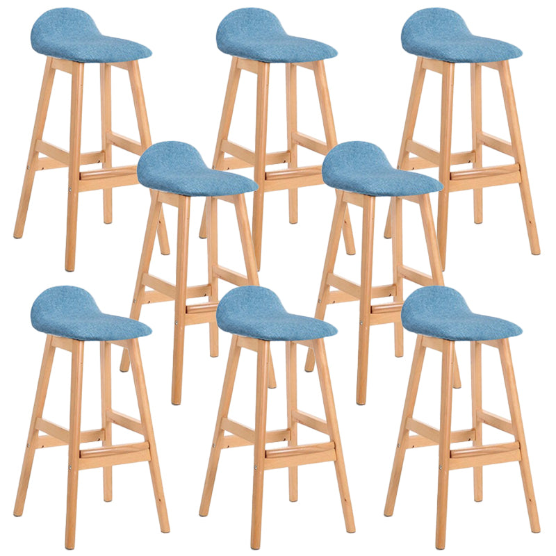 Sgabelli da bar in legno solido industriale imbottito.