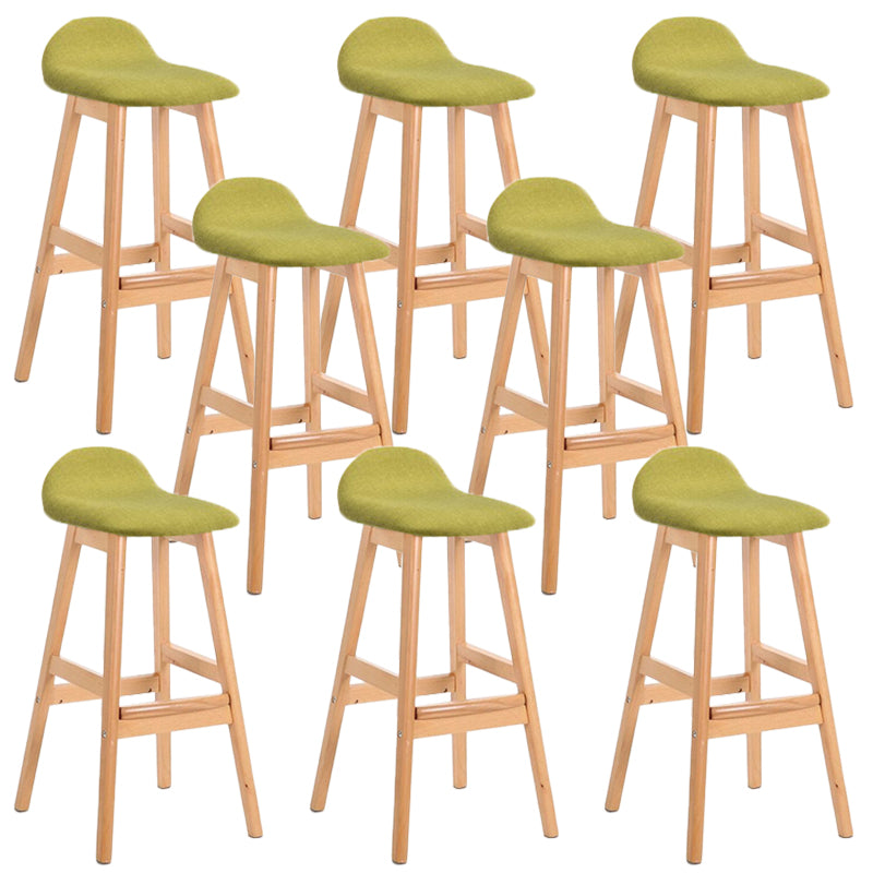 Sgabelli da bar in legno solido industriale imbottito.