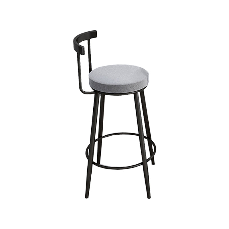 Sgabello da bar sul retro bassista ricoperto.