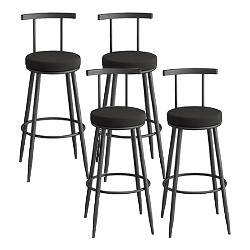 Sgabello da bar sul retro bassista ricoperto.