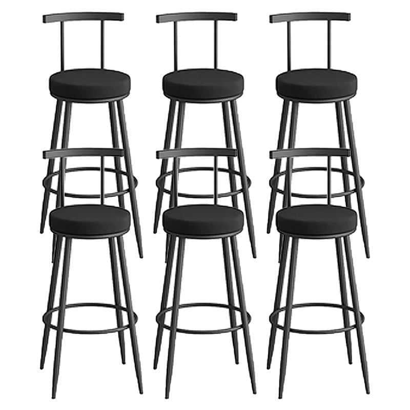 Sgabello da bar sul retro bassista ricoperto.