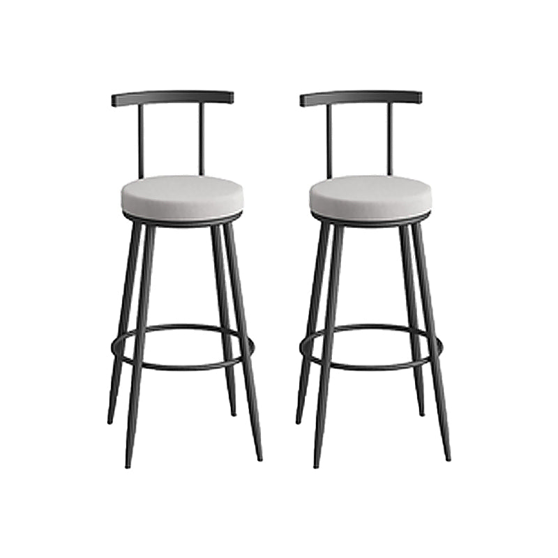 Sgabello da bar sul retro bassista ricoperto.