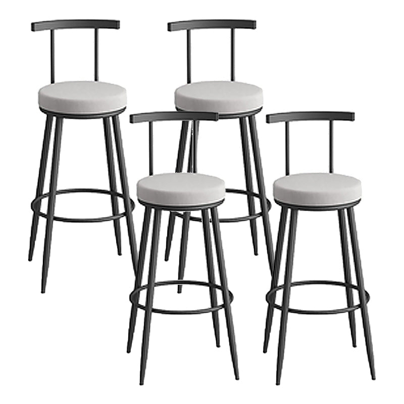 Sgabello da bar sul retro bassista ricoperto.