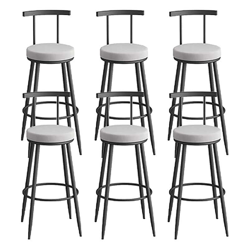 Sgabello da bar sul retro bassista ricoperto.