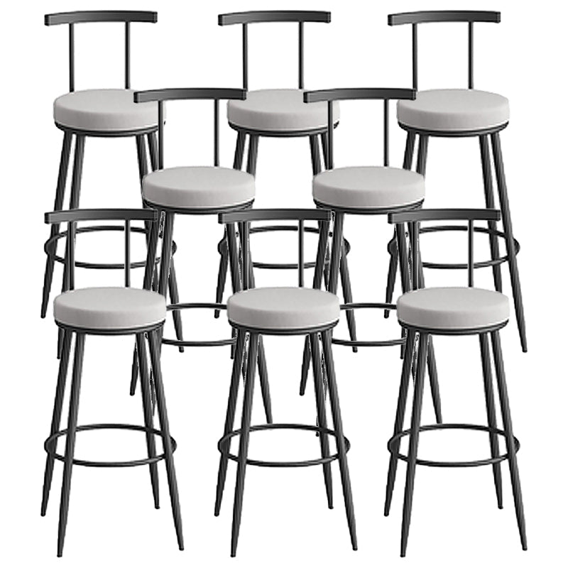 Sgabello da bar sul retro bassista ricoperto.