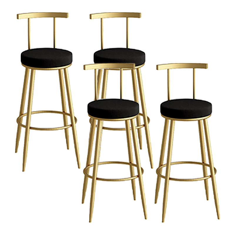 Sgabello da bar sul retro bassista ricoperto.