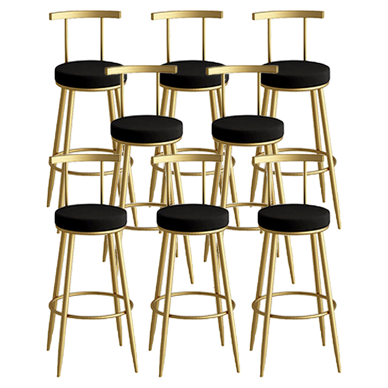 Sgabello da bar sul retro bassista ricoperto.