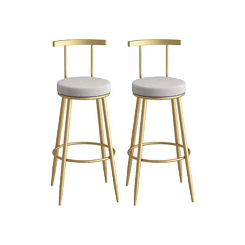 Sgabello da bar sul retro bassista ricoperto.