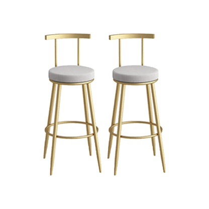 Sgabello da bar sul retro bassista ricoperto.