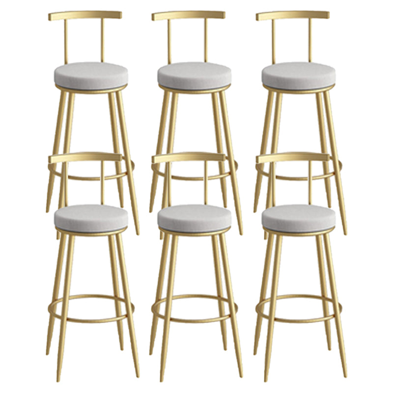 Sgabello da bar sul retro bassista ricoperto.