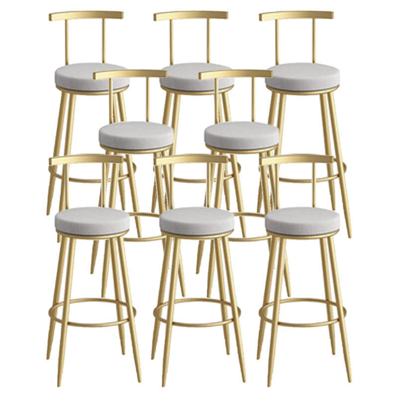 Sgabello da bar sul retro bassista ricoperto.