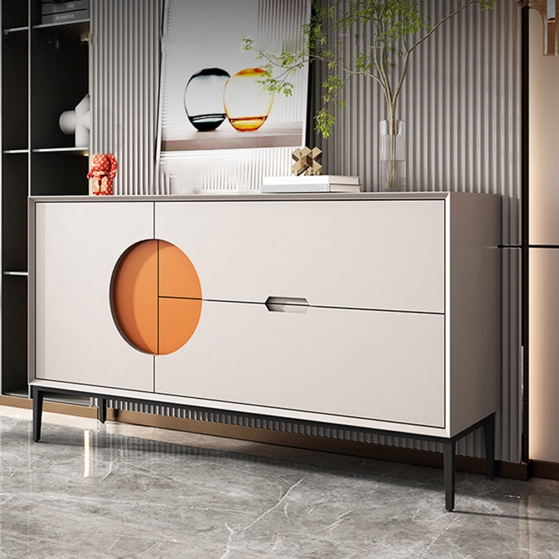 Scheda laterale in legno di credenza in stile glam con armadi e cassetti