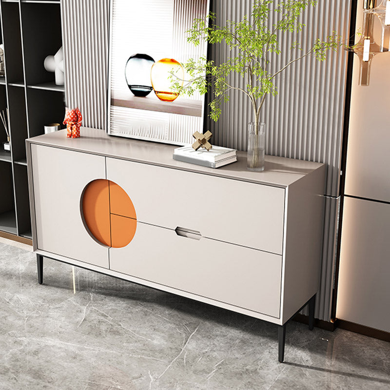 Scheda laterale in legno di credenza in stile glam con armadi e cassetti