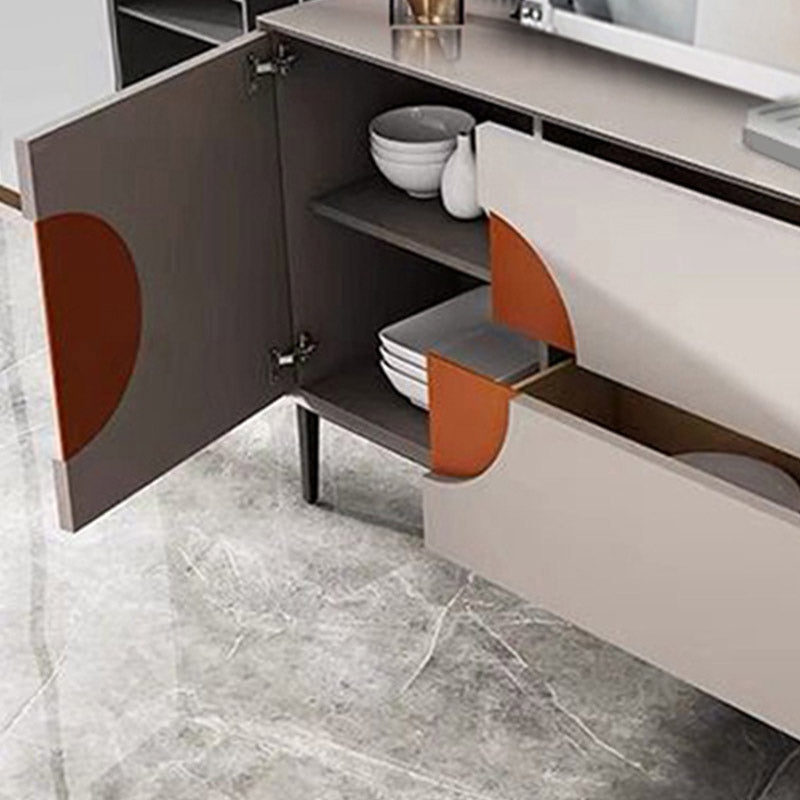 Scheda laterale in legno di credenza in stile glam con armadi e cassetti