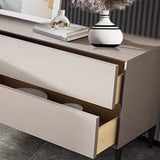 Scheda laterale in legno di credenza in stile glam con armadi e cassetti