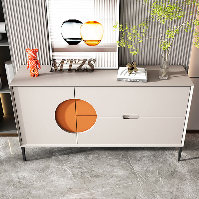 Scheda laterale in legno di credenza in stile glam con armadi e cassetti