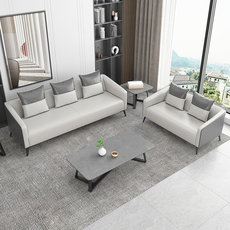 グレーコンテンポラリーソファフェイクレザータキシードアームソファ枕と