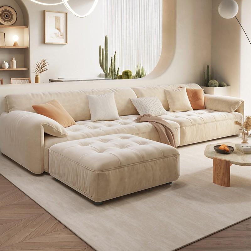 Sofá seccional con brazo superior tipo almohada en madera maciza con respaldo acolchado