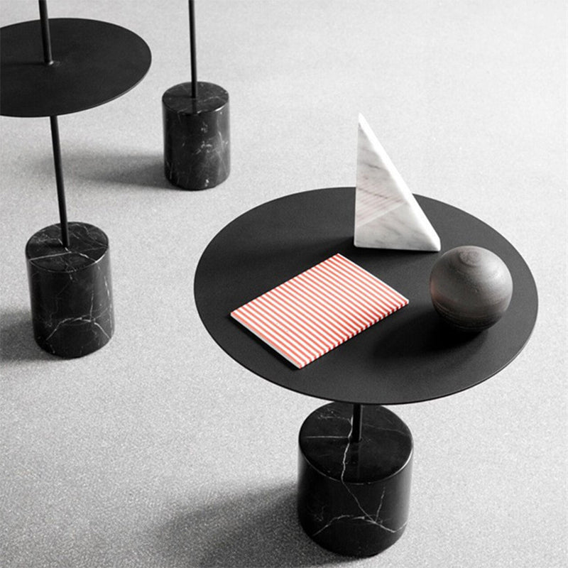 Tavolo laterale moderno di piedistallo rotondo in metallo e tavolo laterale in marmo