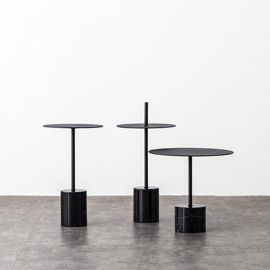 Tavolo laterale moderno di piedistallo rotondo in metallo e tavolo laterale in marmo