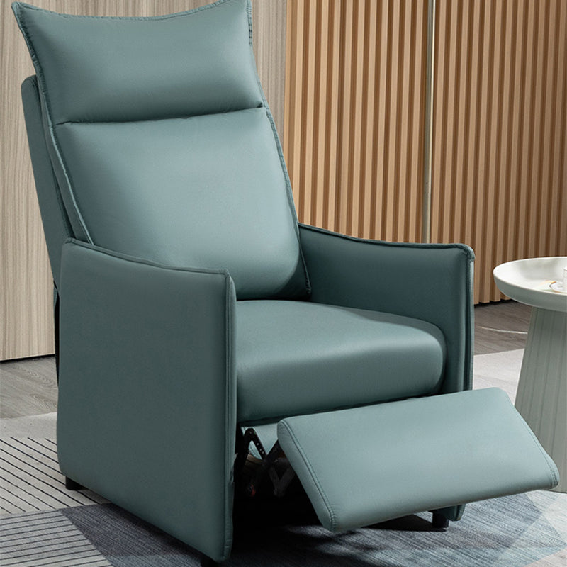 Posizionamento della poltrona a serio in pelle in pelle con finta reclinabile