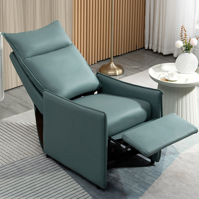 Posizionamento della poltrona a serio in pelle in pelle con finta reclinabile