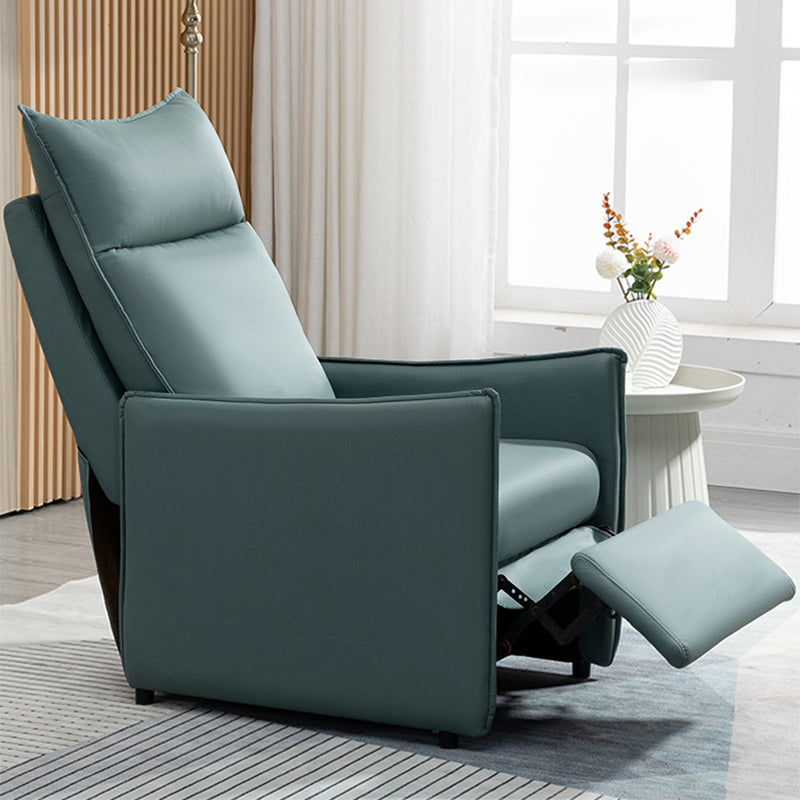 Posizionamento della poltrona a serio in pelle in pelle con finta reclinabile