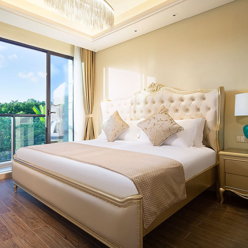 Eigentijds wit bed met gestoffeerd hoofdeinde in Victoriaanse stijl leerhout