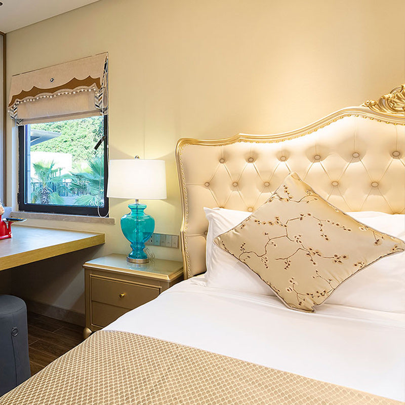 Eigentijds wit bed met gestoffeerd hoofdeinde in Victoriaanse stijl leerhout