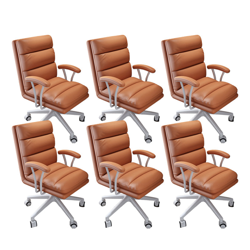 モダンなパッド入り武器室の椅子ホイール付きの悲惨な人間工学に基づいたデスクチェア