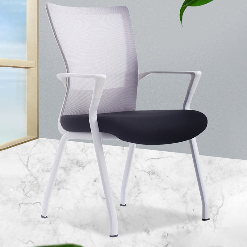 固定武器室の椅子は悲惨な現代の人間工学に基づいた机の椅子なし