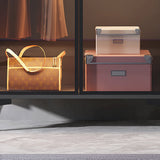 自立した木製フレームワードローブ屋台モダンなワードローブが和らげられたガラスのドアが付いています